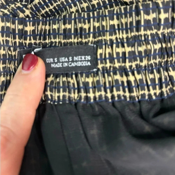 Zara Womens Small black, yellow, and blue geometric print shorts. 100%polyester - Picture 5 of 6